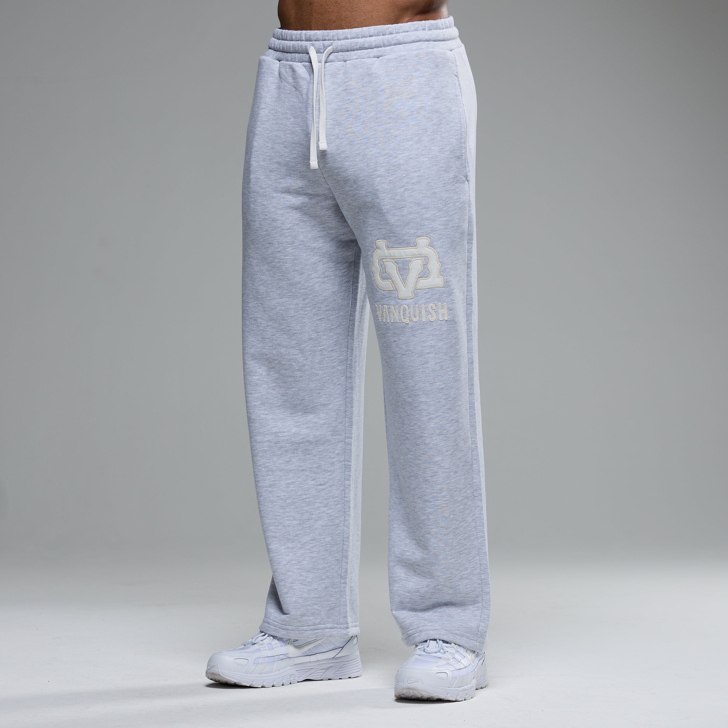 VANQUISH FITNESS Monogramモデル グレー ストレートレッグ スウェット