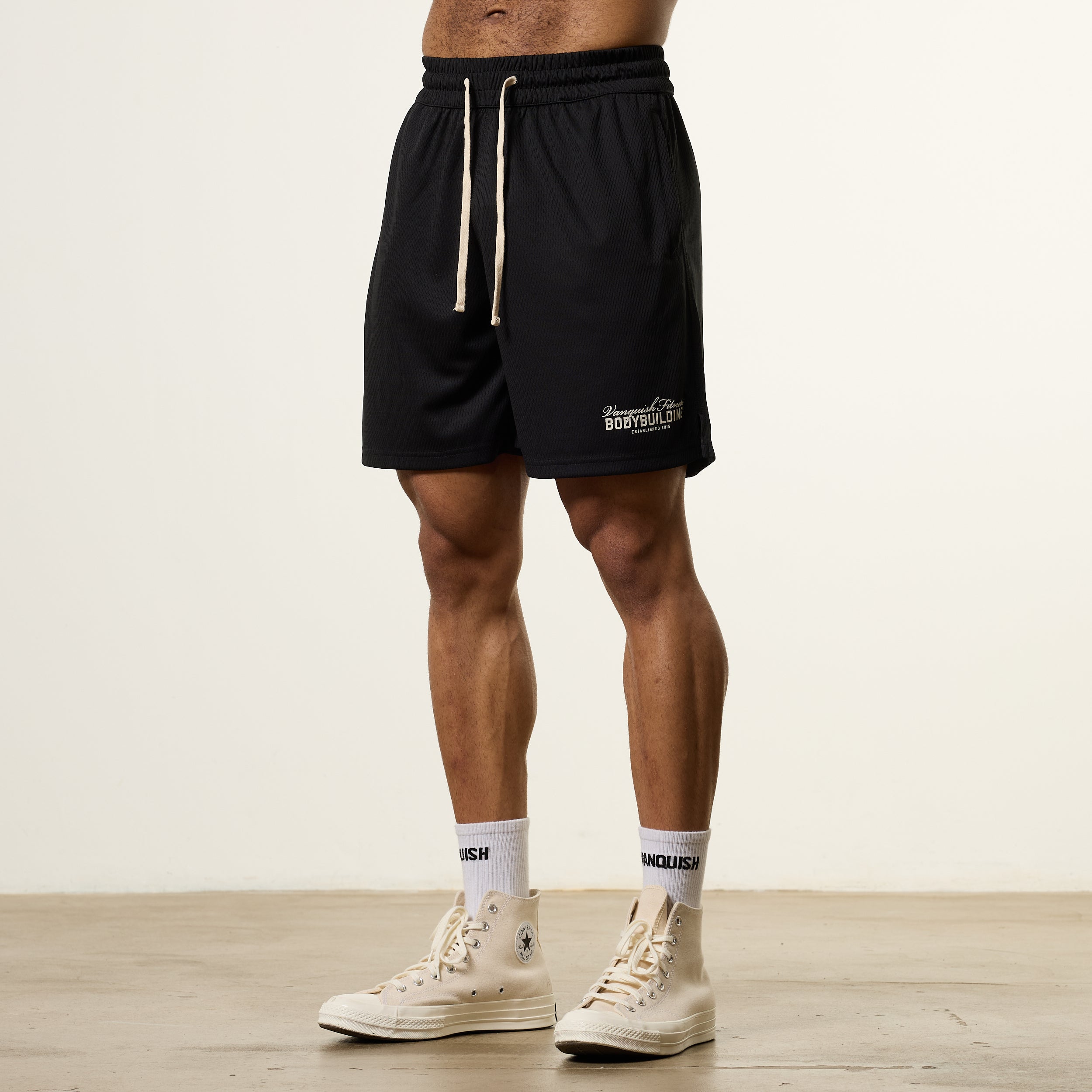 VANQUISH FITNESS Bodybuildingモデル ブラック メッシュ ショーツ