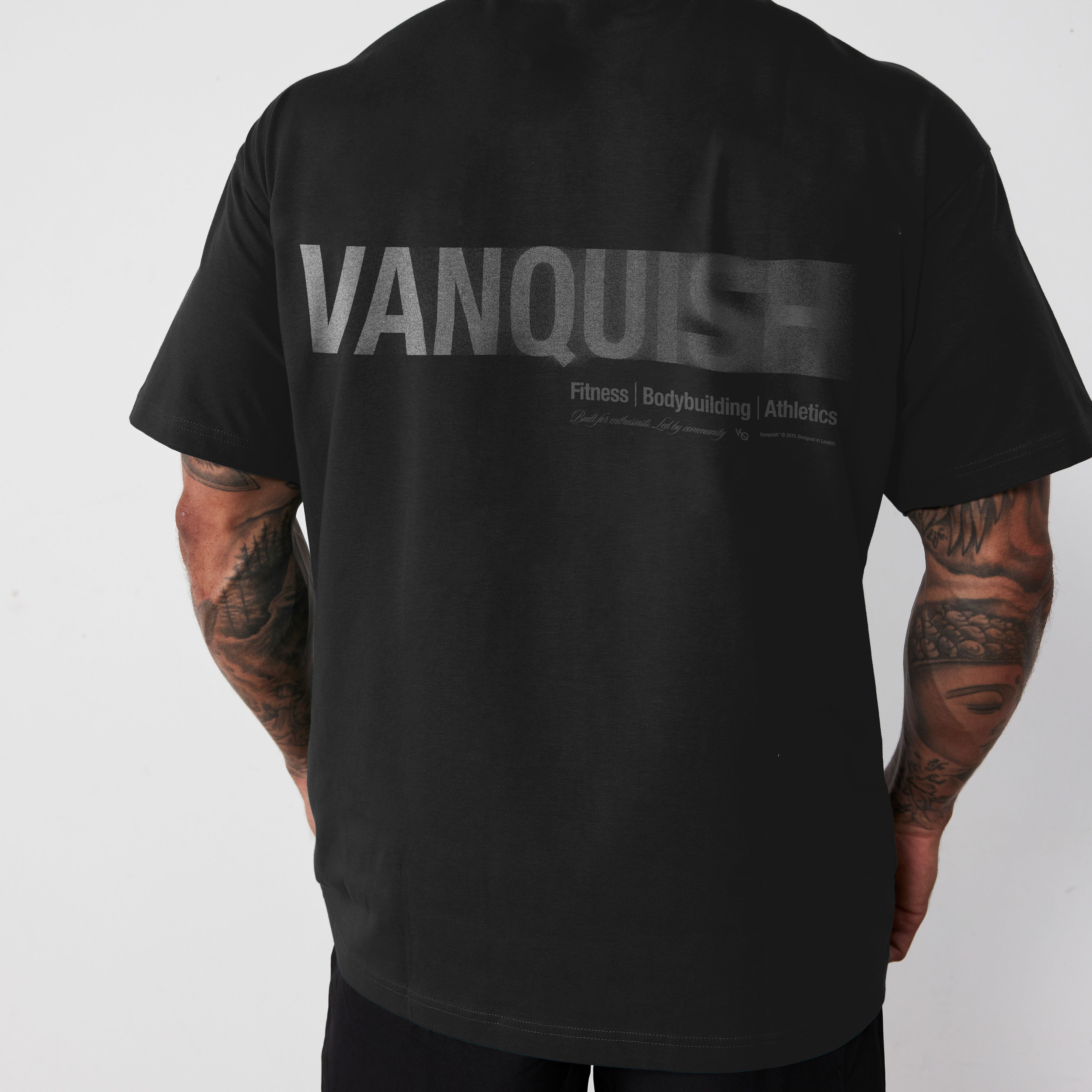 VANQUISH FITNESS Revolveモデル モメンタム ブラック ボクシー Tシャツ