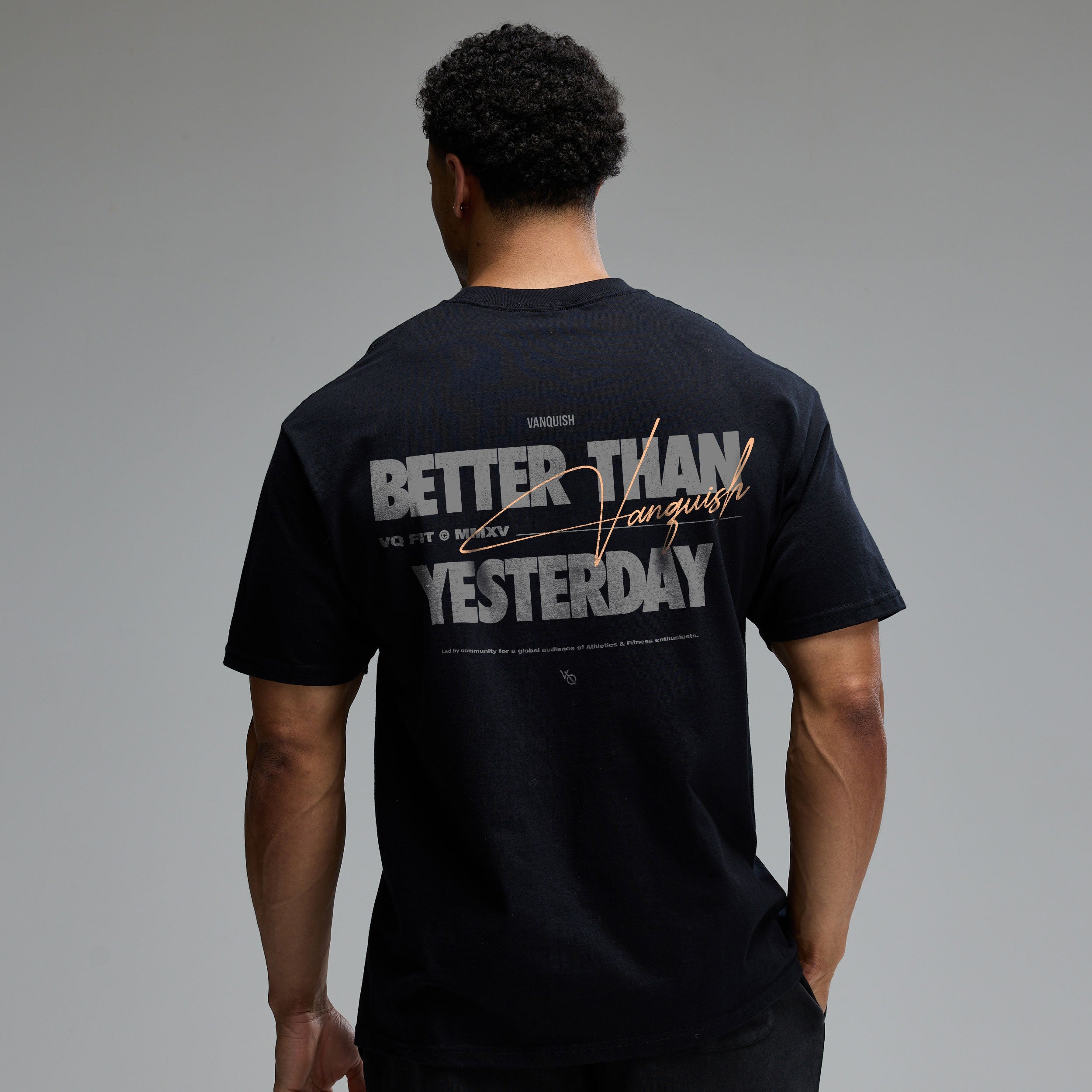VANQUISH FITNESS Tシャツ VANQUISH FITNESS Revolveモデル ボールド ブラック オーバーサイズTシャツ