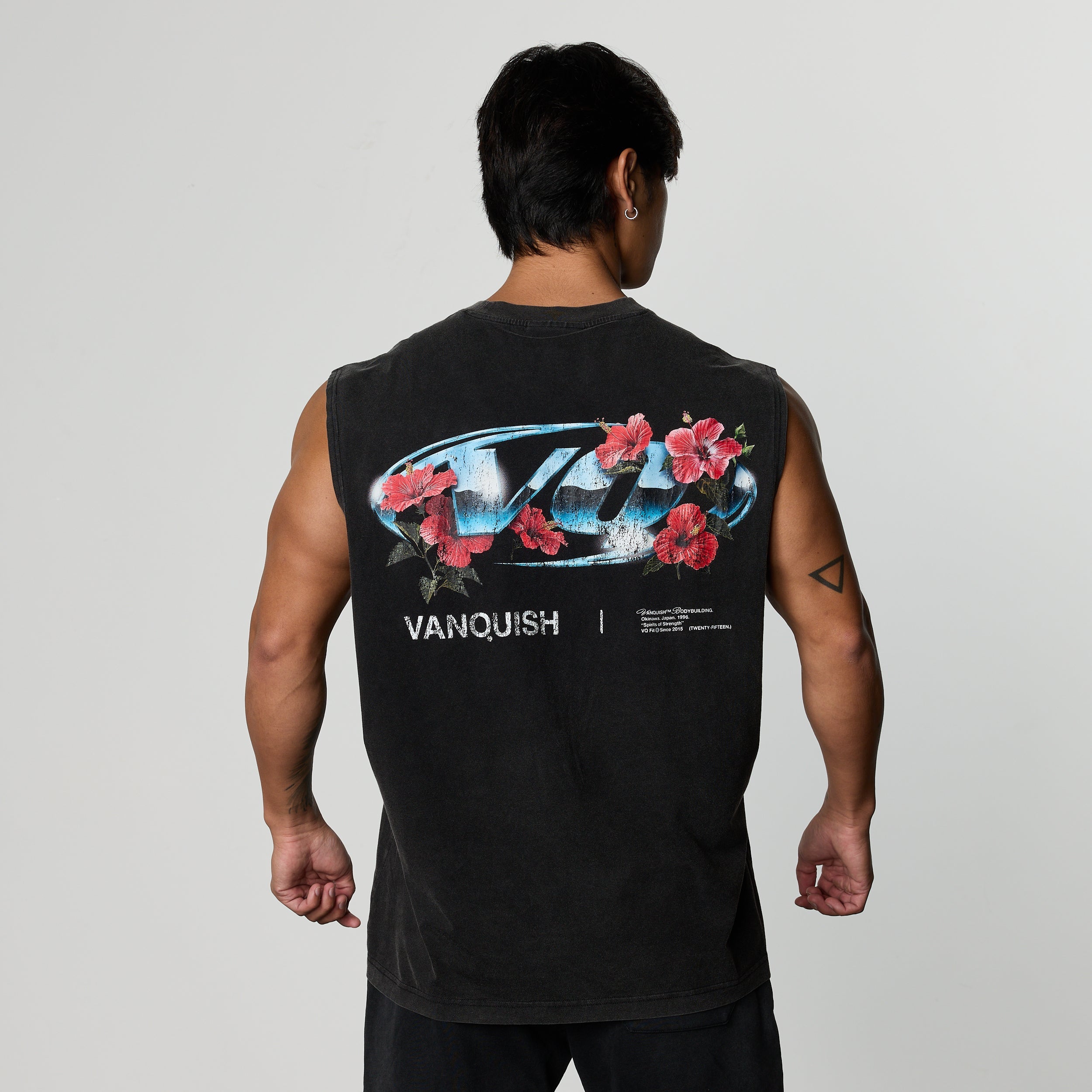 VANQUISH FITNESS Hibiscusモデル ブラック ボクシー ノースリーブTシャツ