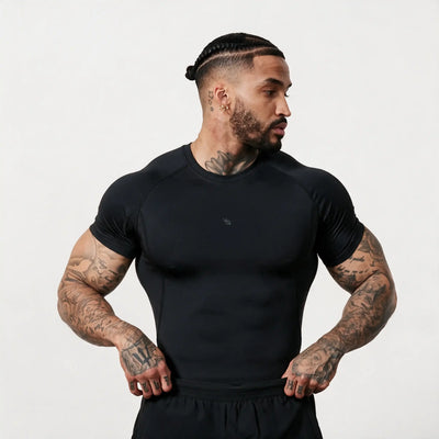 VANQUISH FITNESS Essentialモデル ブラック スリムフィット Tシャツ