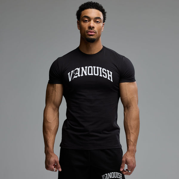 VANQUISH FITNESS Academyモデル アーチ ブラック スリムフィットTシャツ