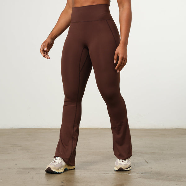 VANQUISH ENHANCE COFFEE BROWN PETITE HIGH-WAIST FLARED LEGGING 1枚目の画像