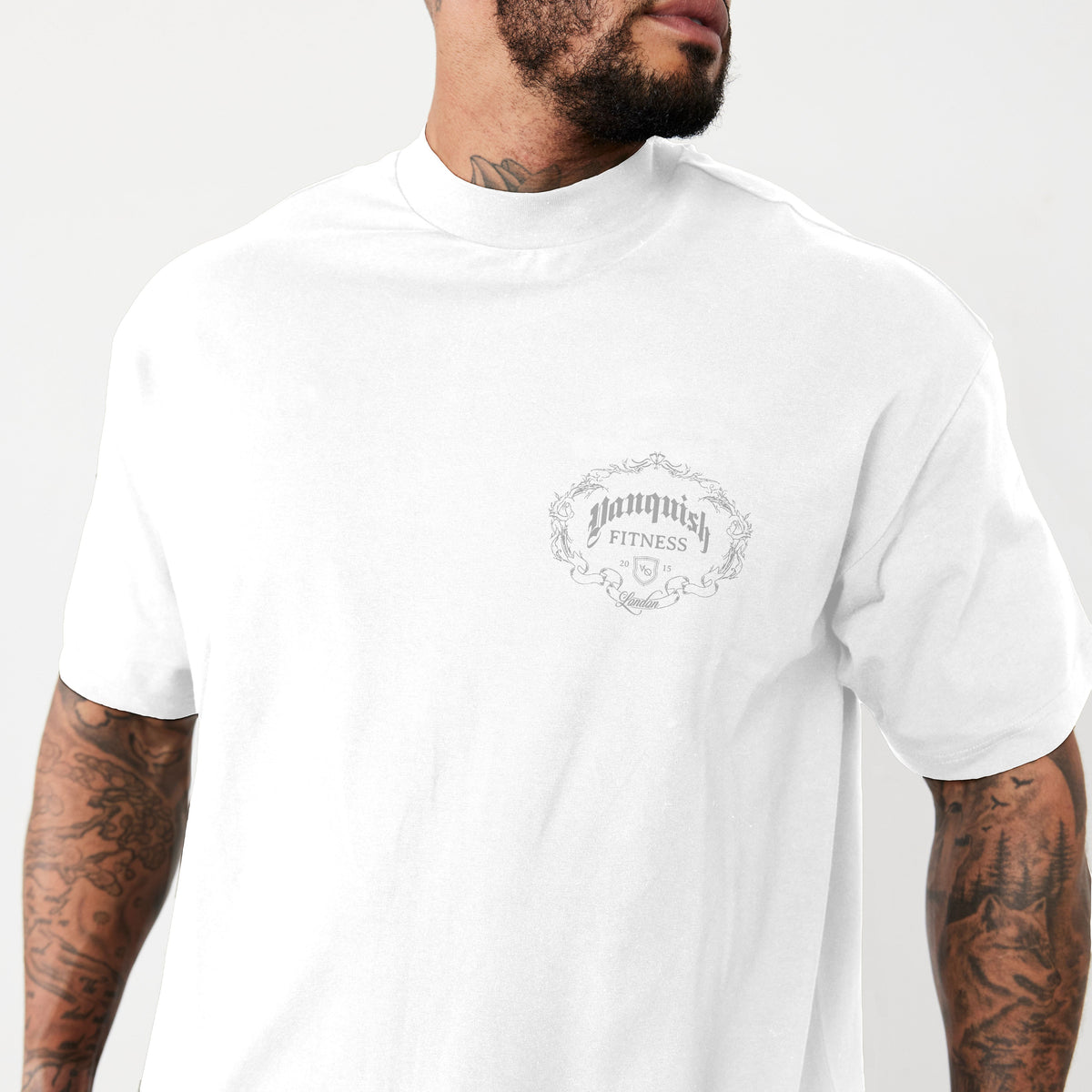 VANQUISH FITNESS Revolve Multi Star オーバーサイズ Tシャツ VANQUISH FITNESS Evolveモデル マルチスター ホワイト オーバー