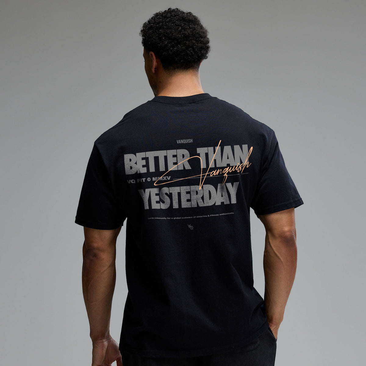 VANQUISH FITNESS Revolveモデル ボールド ブラック オーバーサイズTシャツ