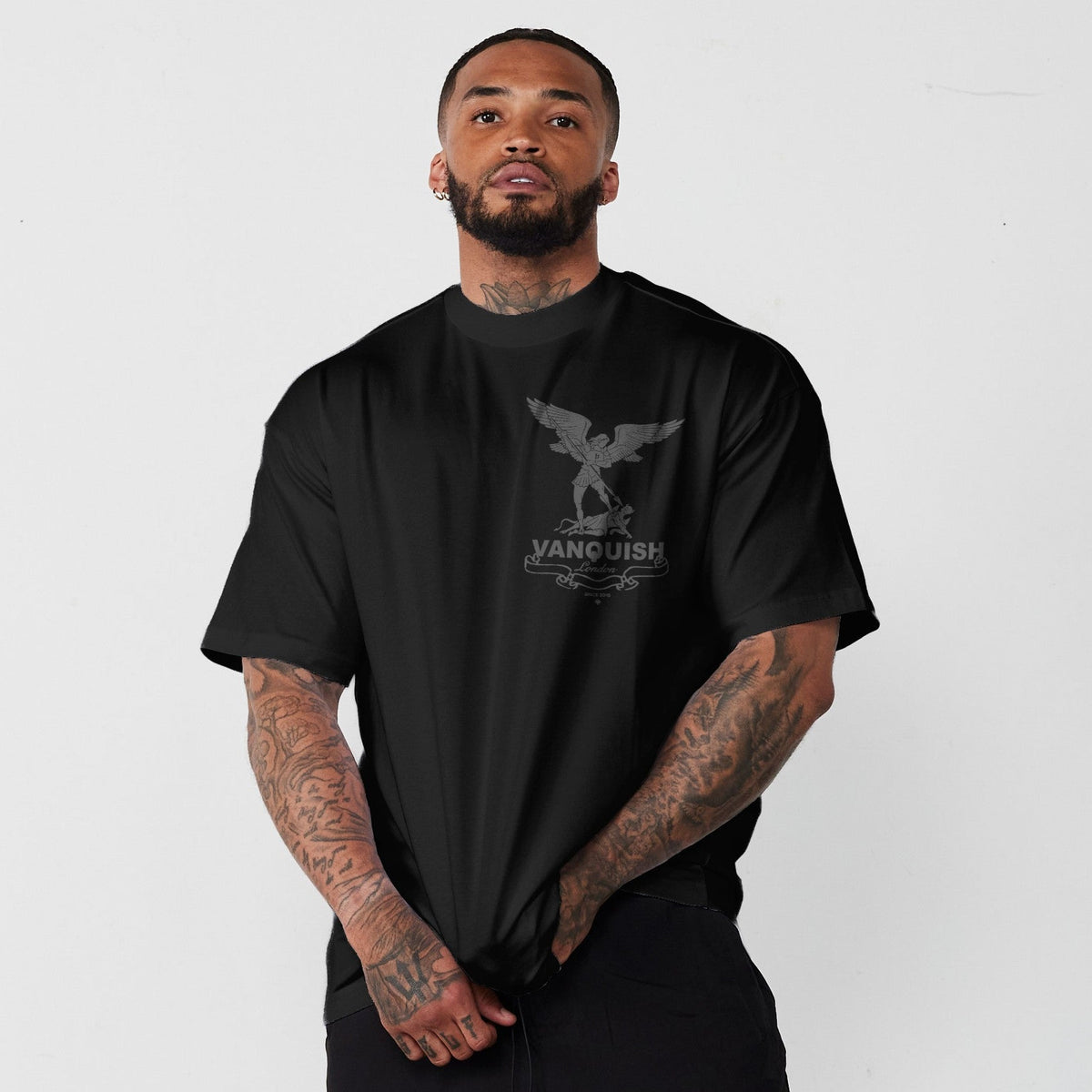 VANQUISH FITNESS Revolve Saints オーバーサイズ Tシャツ VANQUISH FITNESS Olympusモデル ブラック ゼウス オーバー
