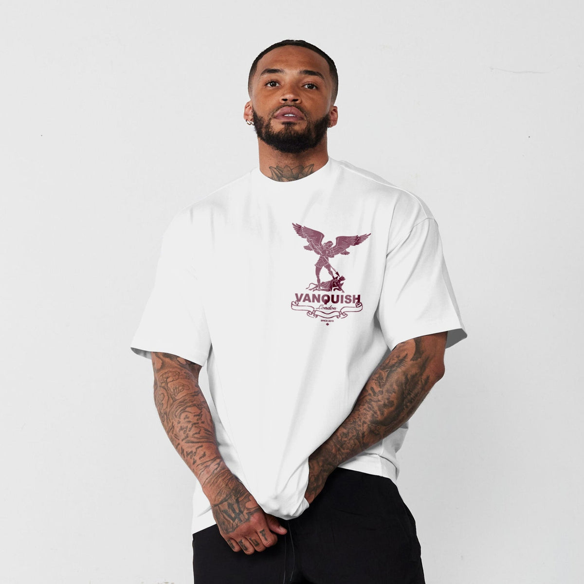 VANQUISH FITNESS Revolve Saints オーバーサイズ Tシャツ Vanquish Revolve Saints Black Oversized T Shirt