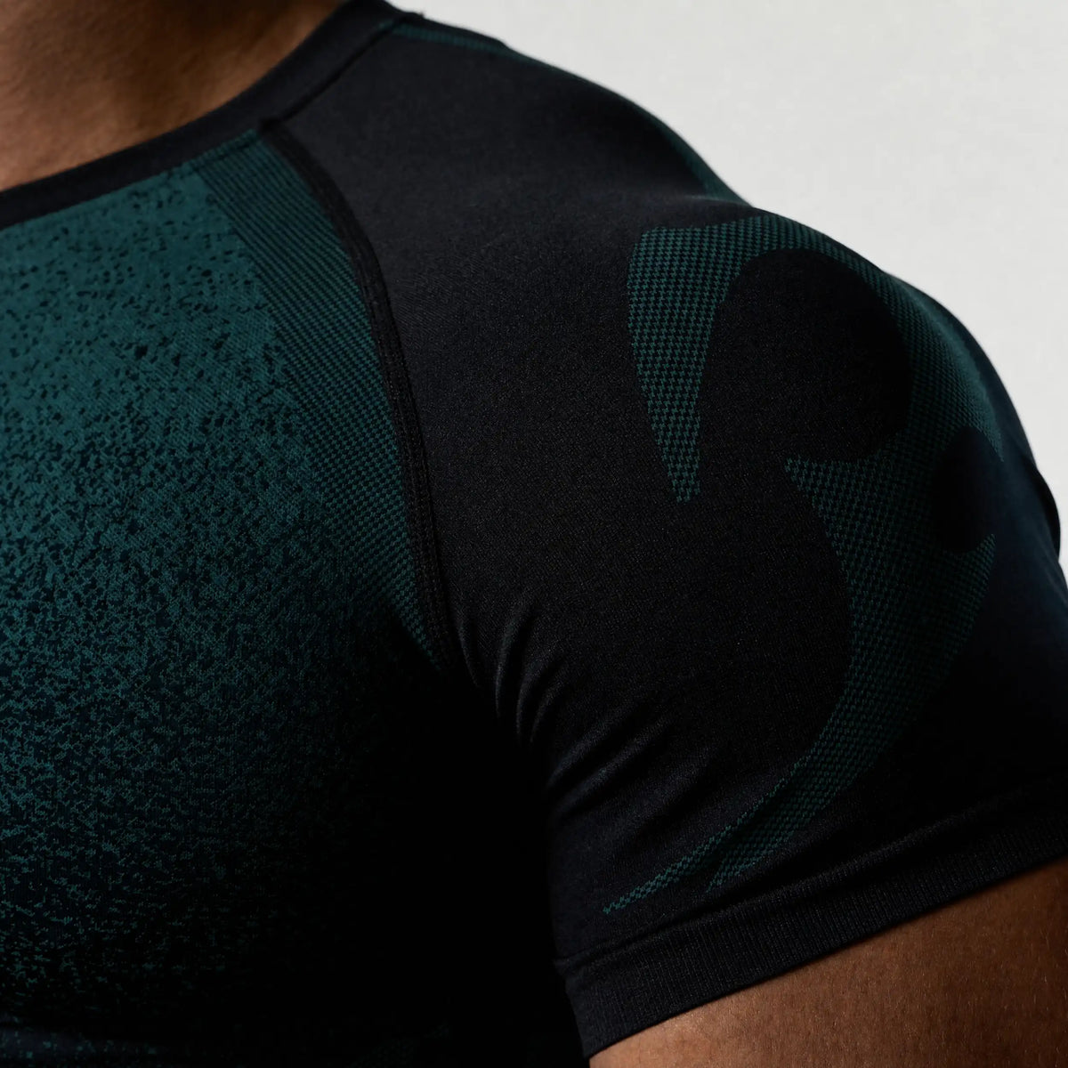 TRIBAL COMPRESSION EMERALD SHORT SLEEVE T SHIRT 4枚目の画像