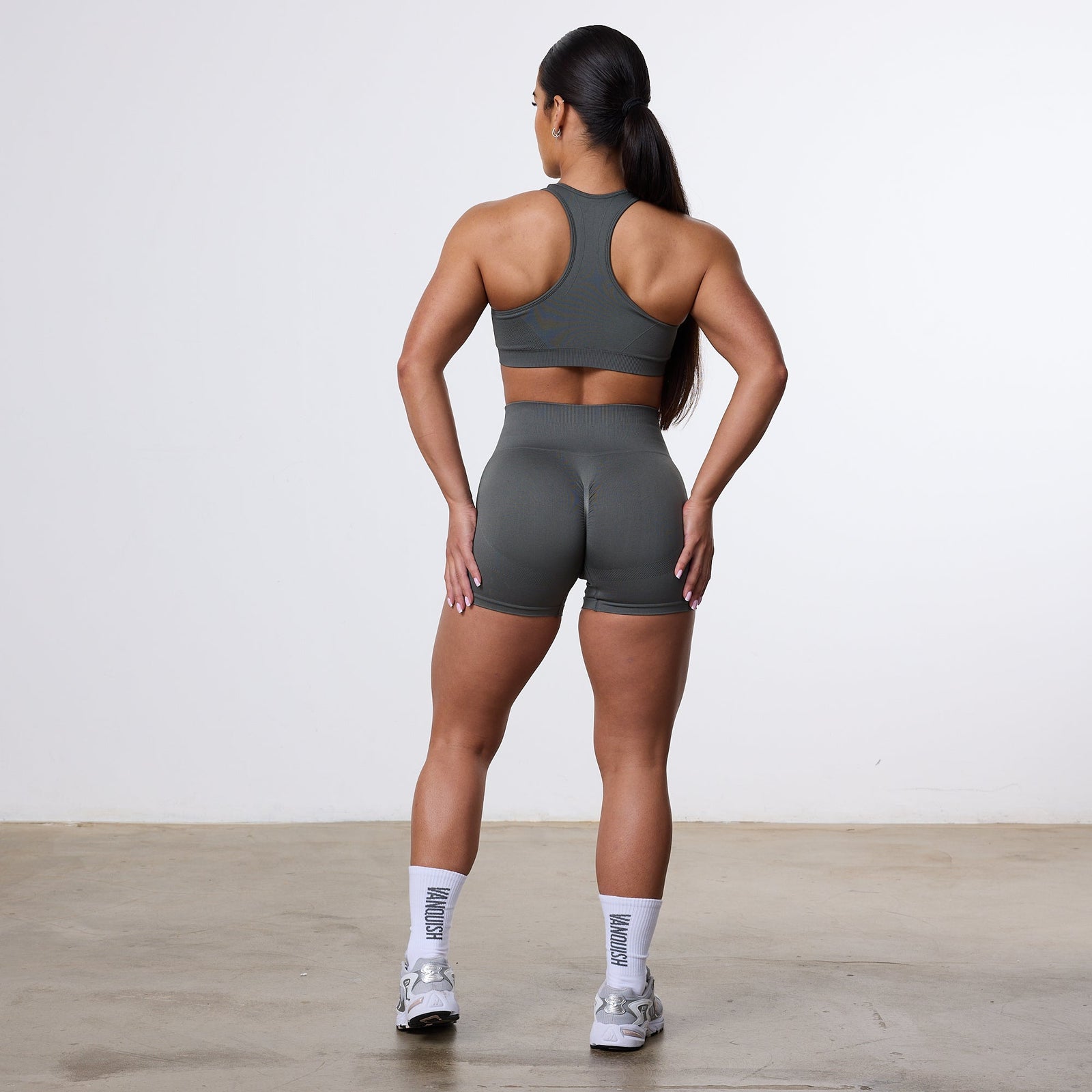 【XSのみ】VANQUISH FITNESS Elevateモデル シームレス ダークオリーブ サポート ブラ