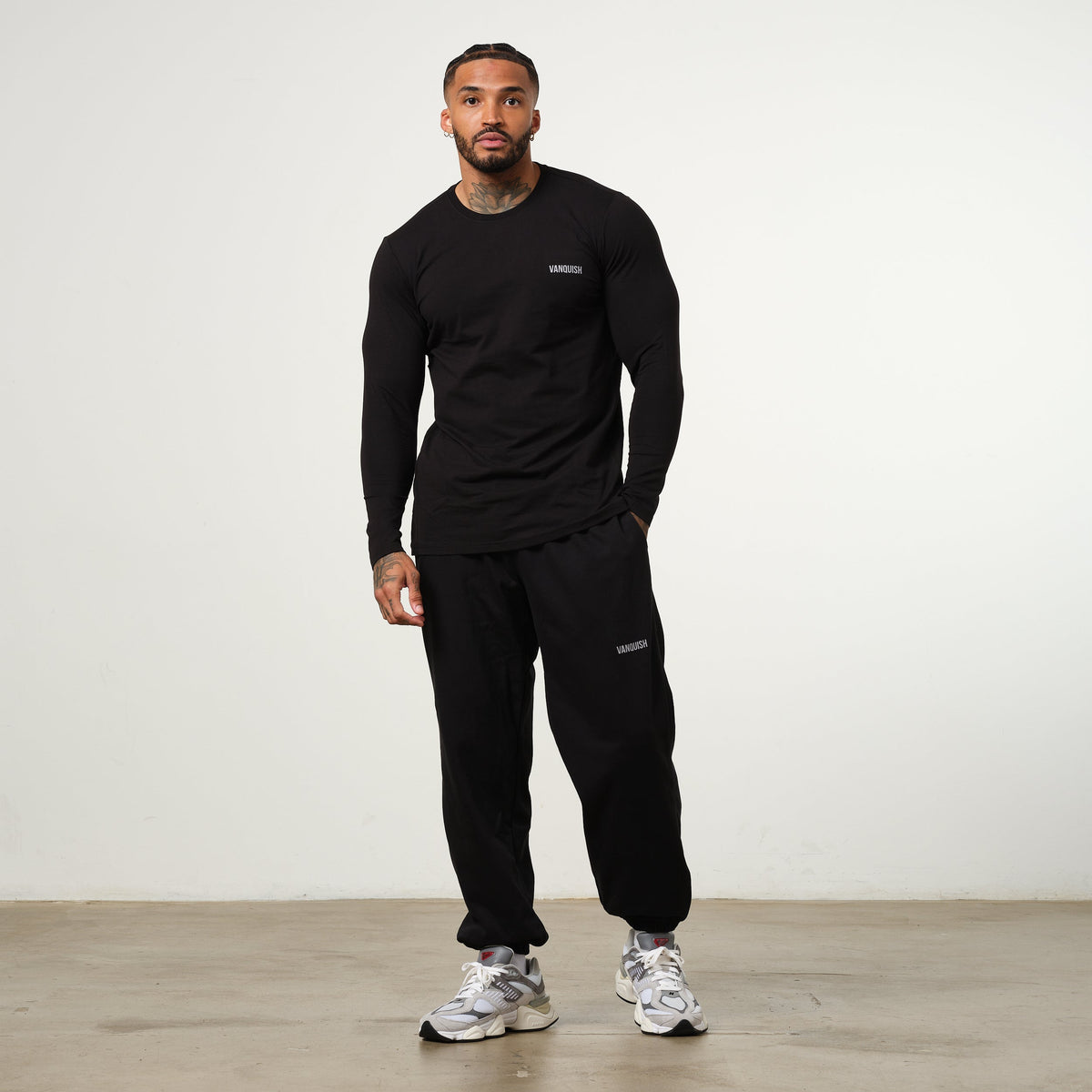 VANQUISH FITNESS Essentialモデル ブラック スリムフィット ロングTシャツ