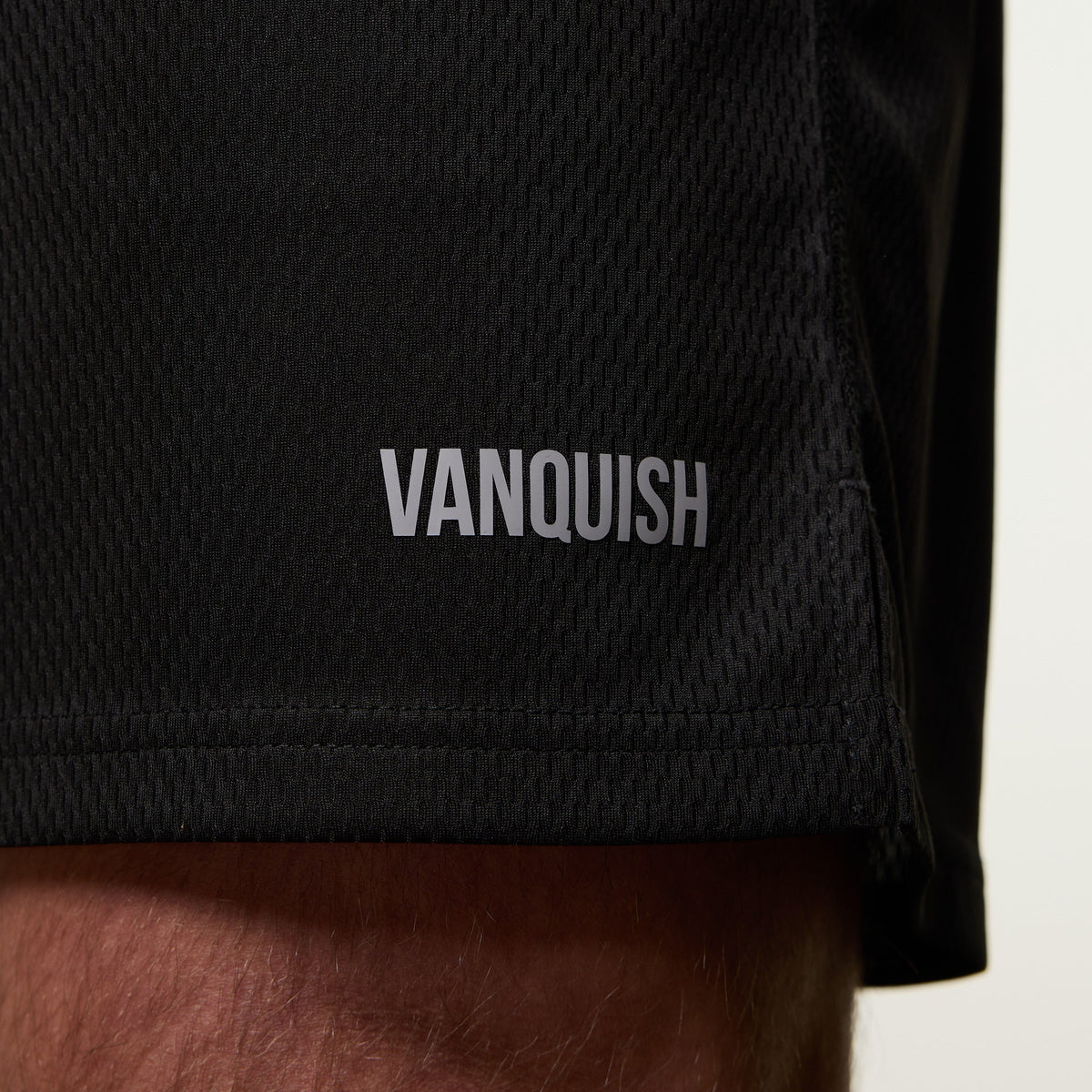 VANQUISH FITNESS Essentialモデル V2 ブラック メッシュ ショーツ