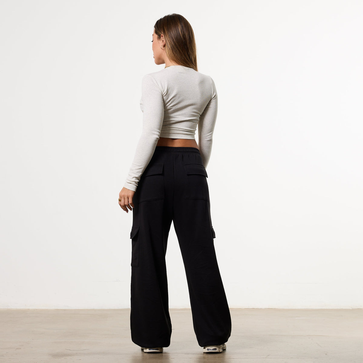 WOMENS ESSENTIAL BLACK CARGO STRAIGHT LEG SWEATPANTS 5枚目の画像
