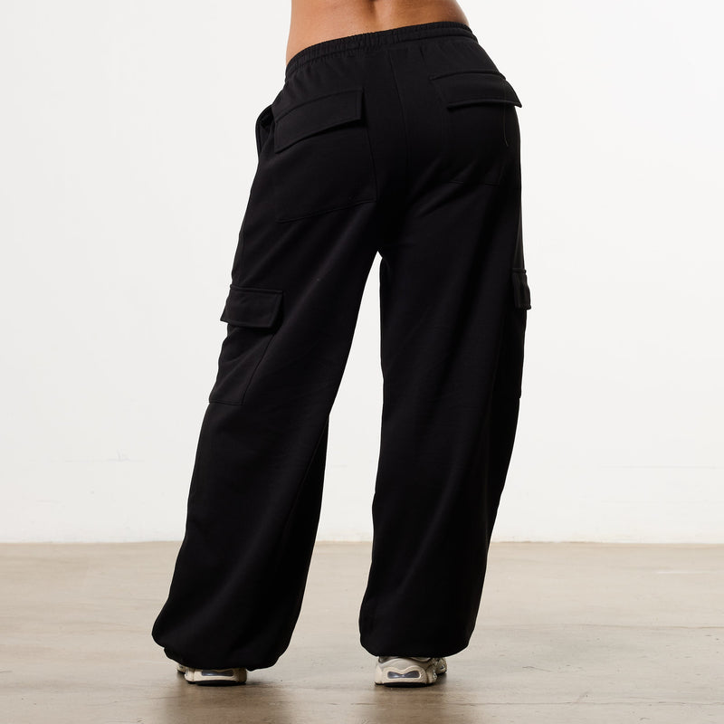 WOMENS ESSENTIAL BLACK CARGO STRAIGHT LEG SWEATPANTS 2枚目の画像
