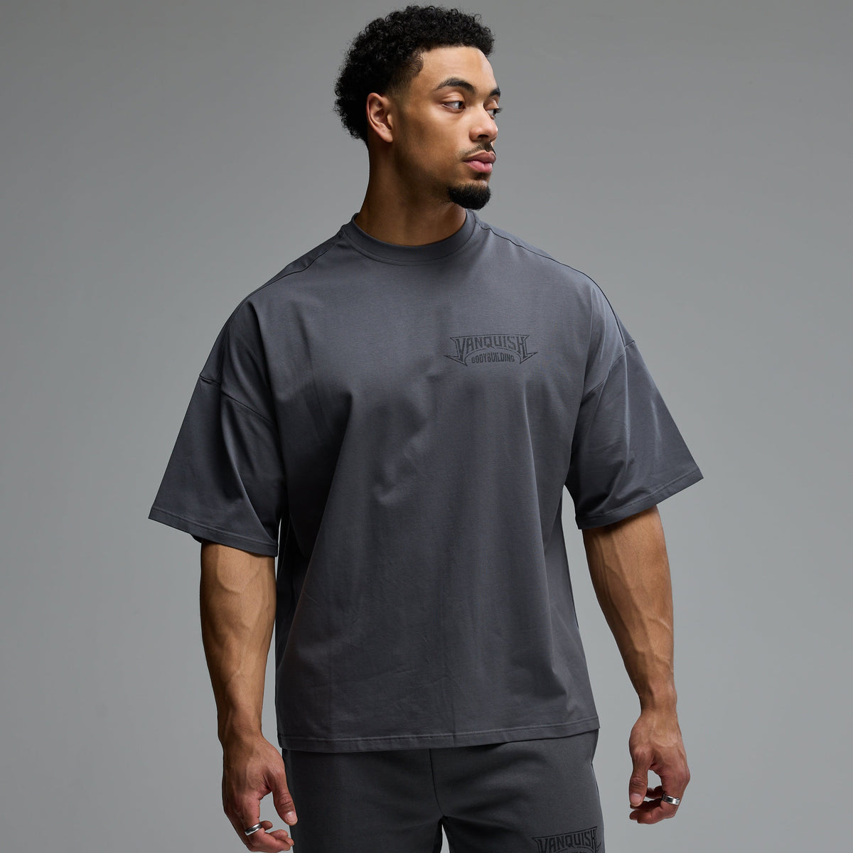 BODYBUILDING EMBLEM CHARCOAL OVERSIZED BOXY T SHIRT 2枚目の画像