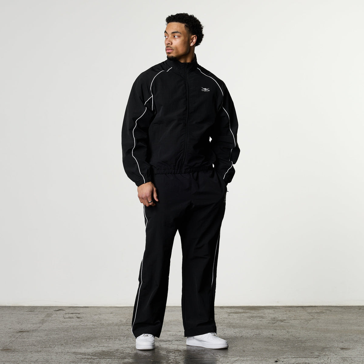 VANQUISH FITNESS Nylon Tracksuitモデル ブラック トラック ジャケット
