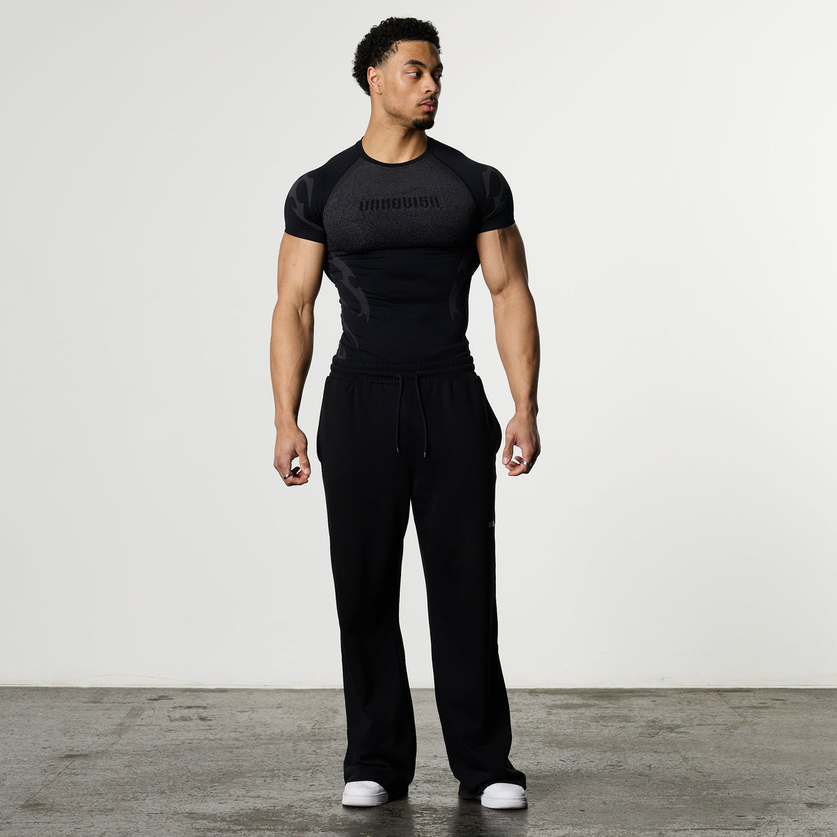 VANQUISH FITNESS Tribalモデル コンプレッション ブラック ショート