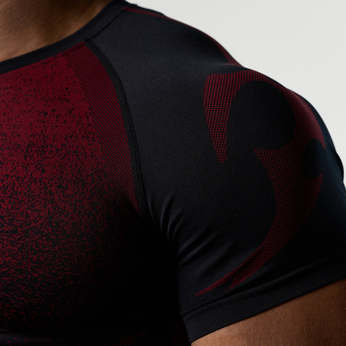 TRIBAL COMPRESSION BLACK AND RED SHORT SLEEVE T SHIRT 4枚目の画像