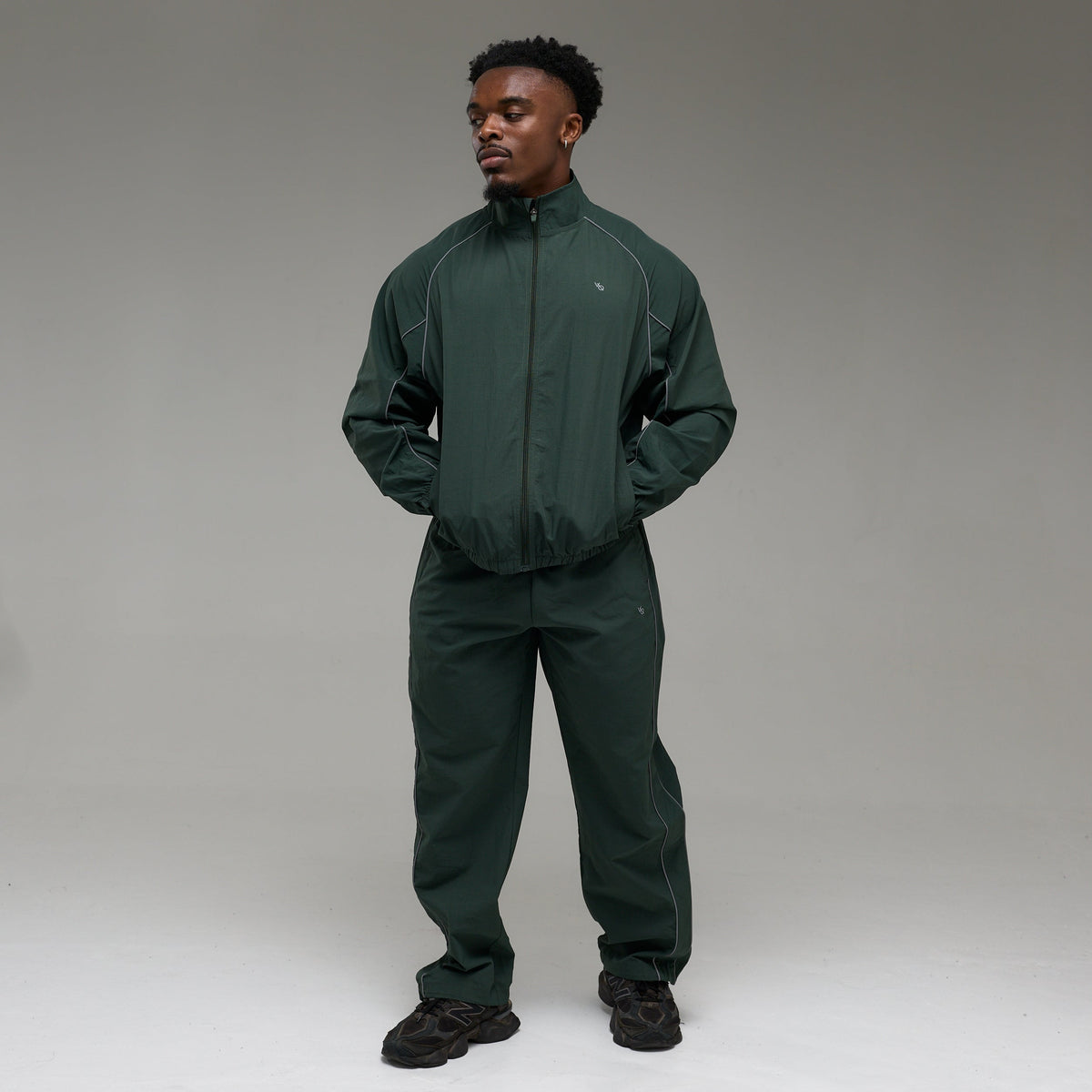 REFLECTIVE DARK GREEN OVERSIZED TRACK PANTS 3枚目の画像