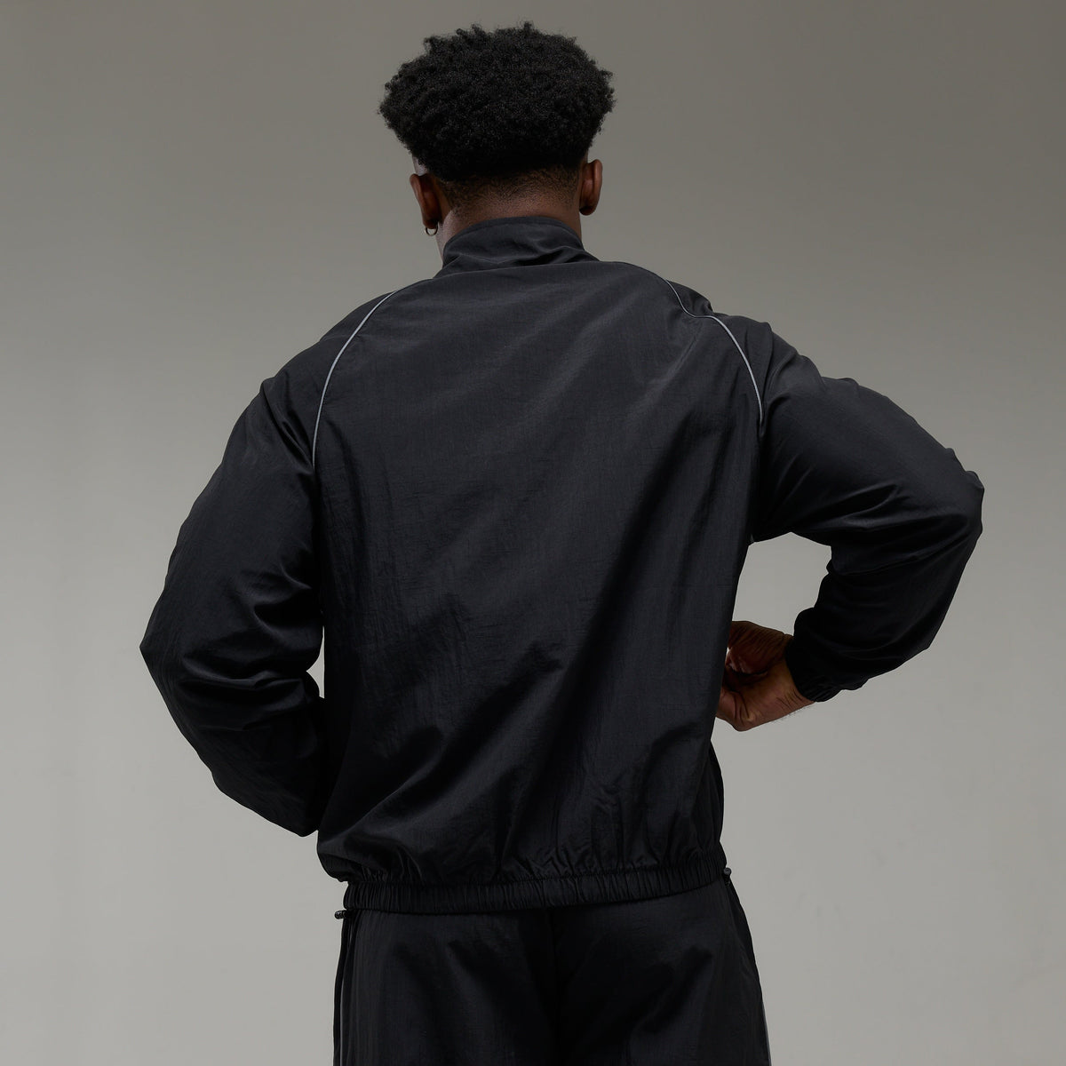 REFLECTIVE BLACK OVERSIZED TRACK JACKET 2枚目の画像