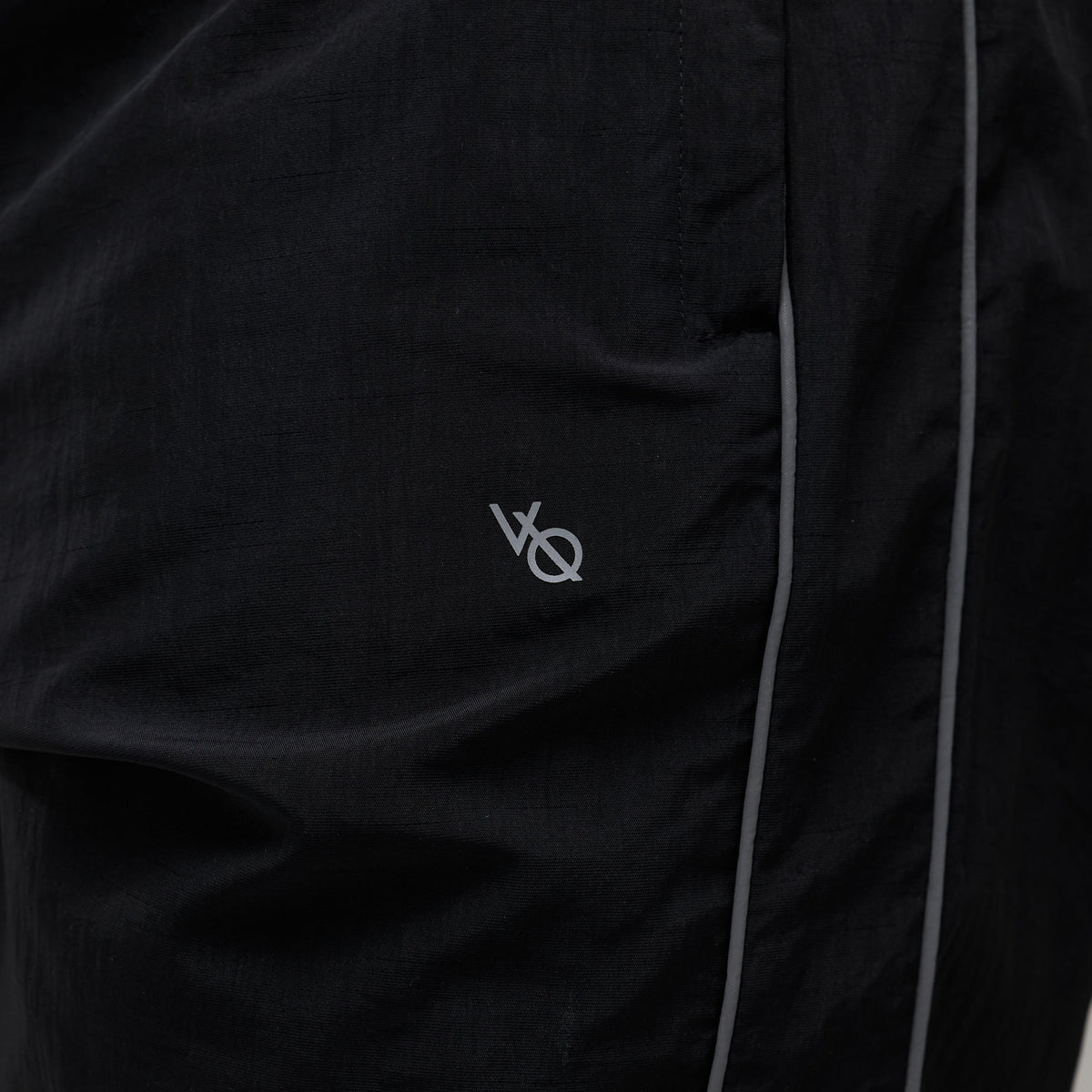 REFLECTIVE BLACK OVERSIZED TRACK PANTS 2枚目の画像