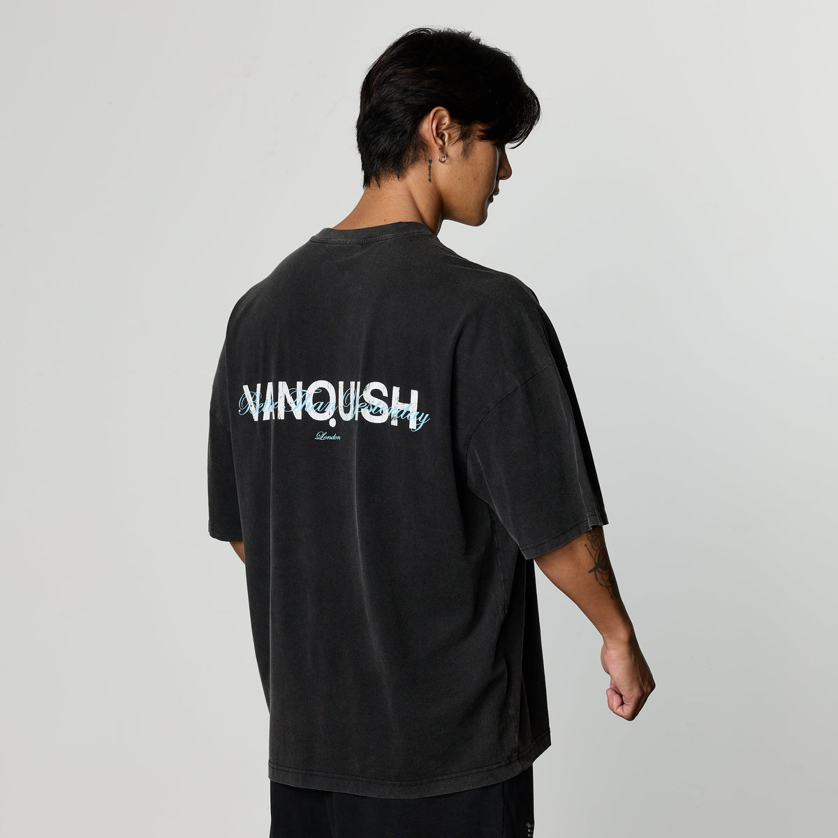 VANQUISH FITNESS Hibiscusモデル ブラック ボクシーオーバーサイズTシャツ