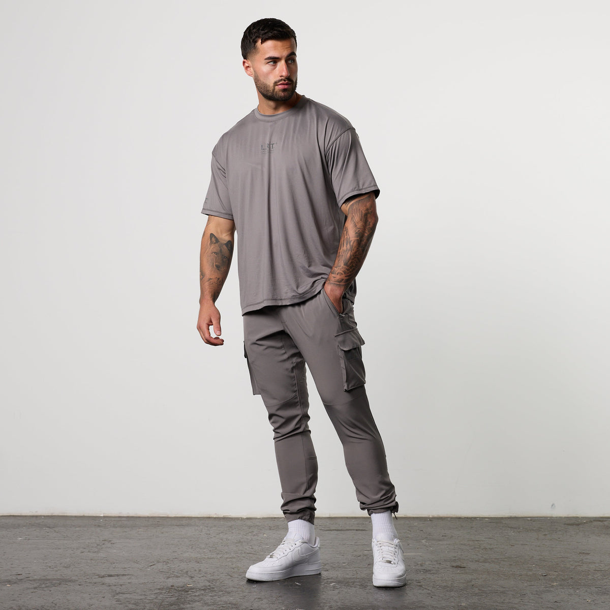 LRT Grey Performance Tapered Cargo Pants 2枚目の画像