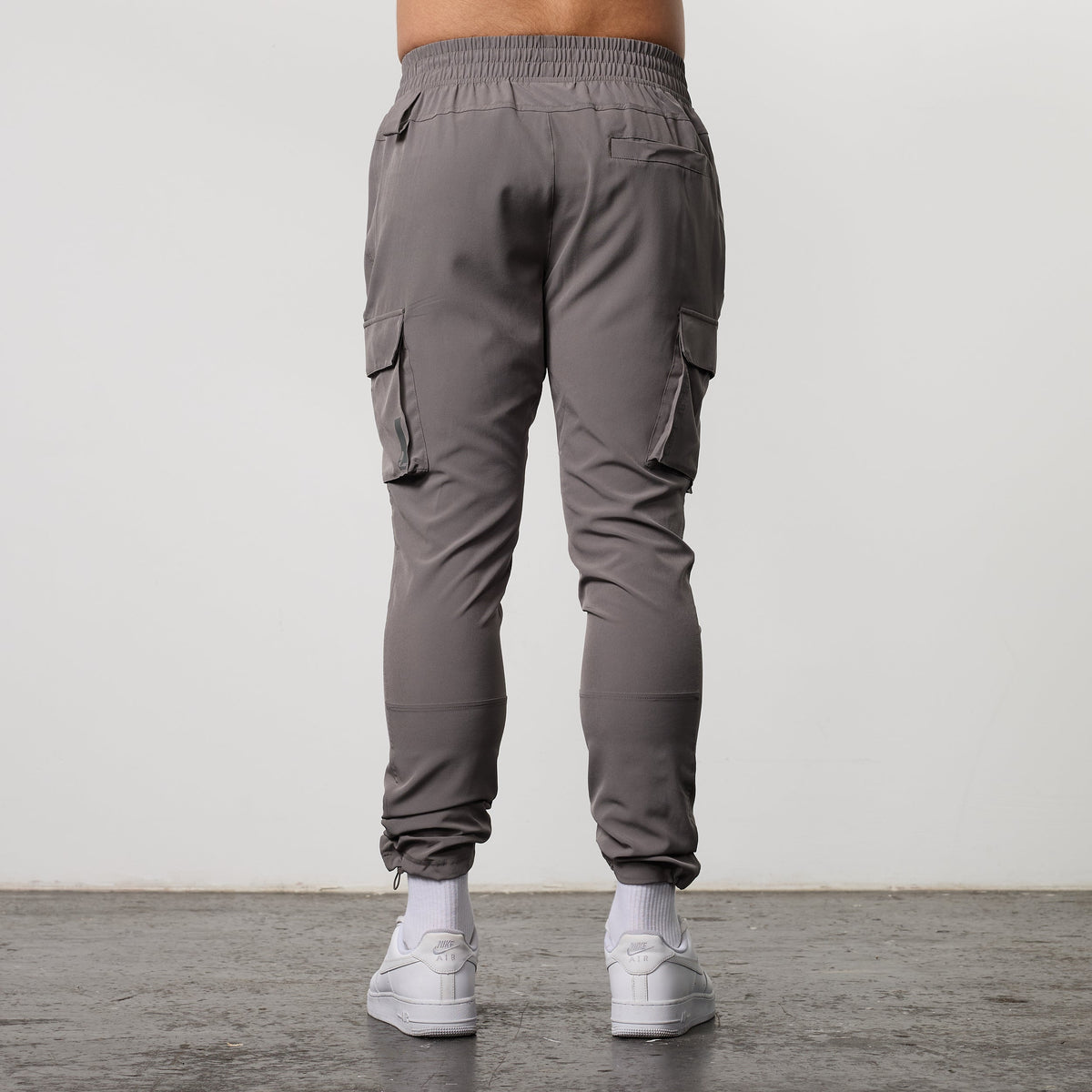 新品未使用VANQUISH FITNESS LRTモデル テーパードカーゴパンツ VANQUISH FITNESS LRTモデル グレー パフォーマンス テーパード カーゴ