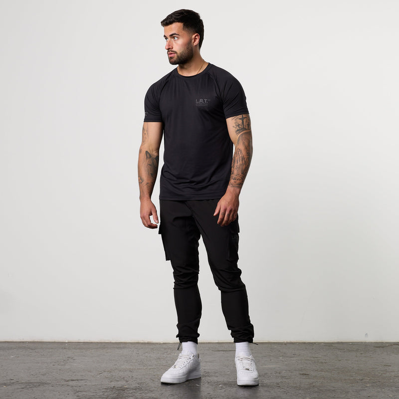 LRT Black Performance Tapered Cargo Pants 2枚目の画像