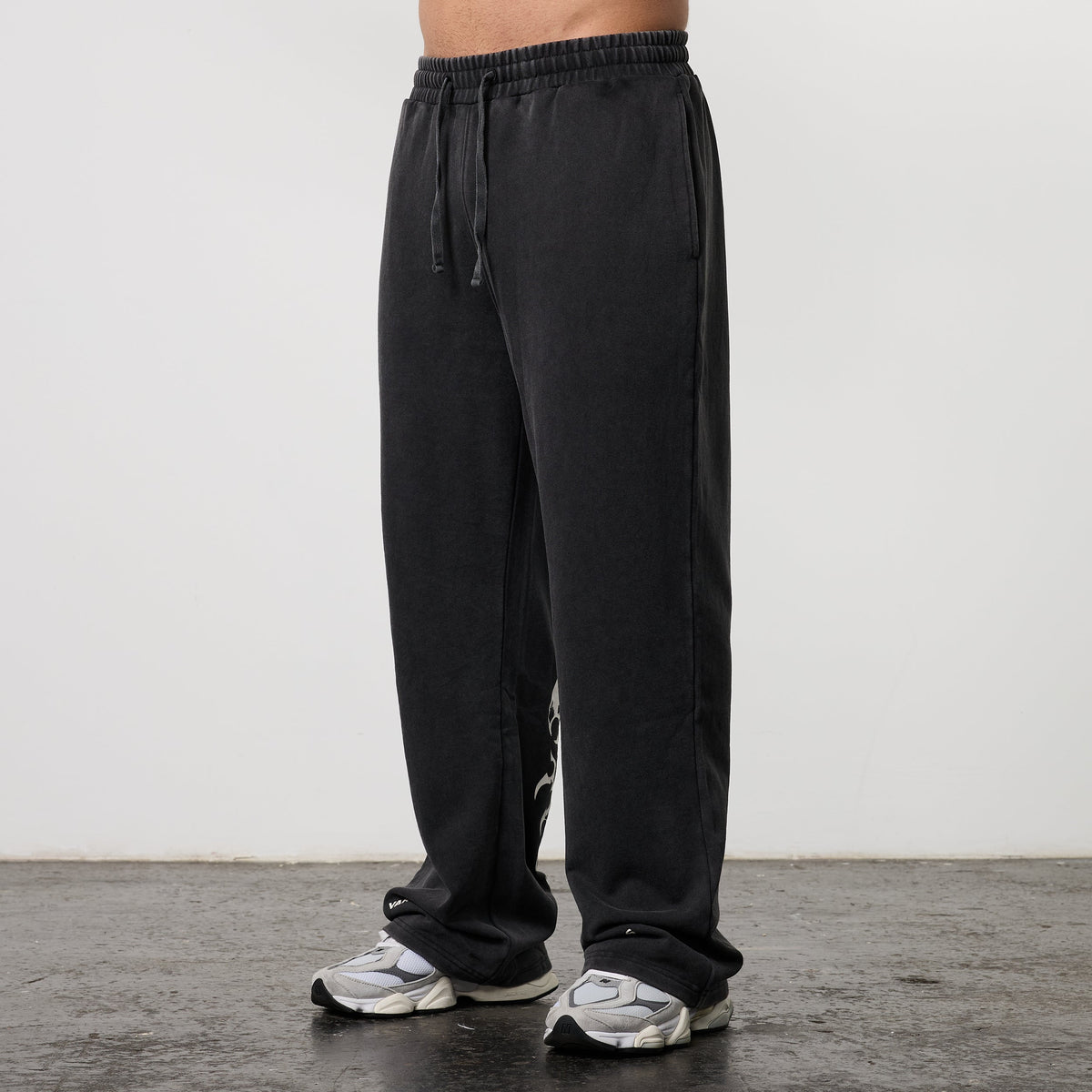 BLACK FORGE WASHED BLACK STRAIGHT LEG SWEATPANTS 1枚目の画像