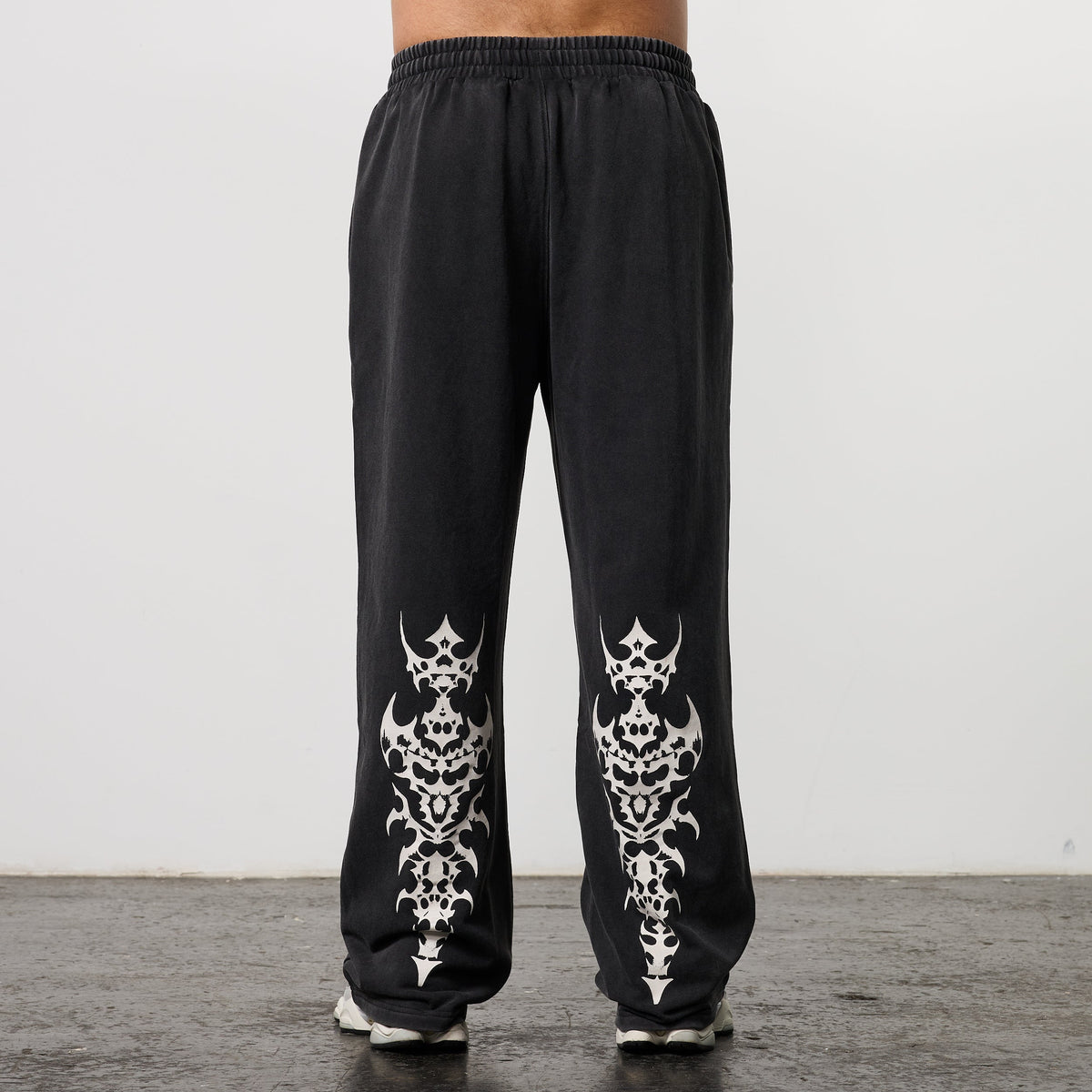 BLACK FORGE WASHED BLACK STRAIGHT LEG SWEATPANTS 2枚目の画像