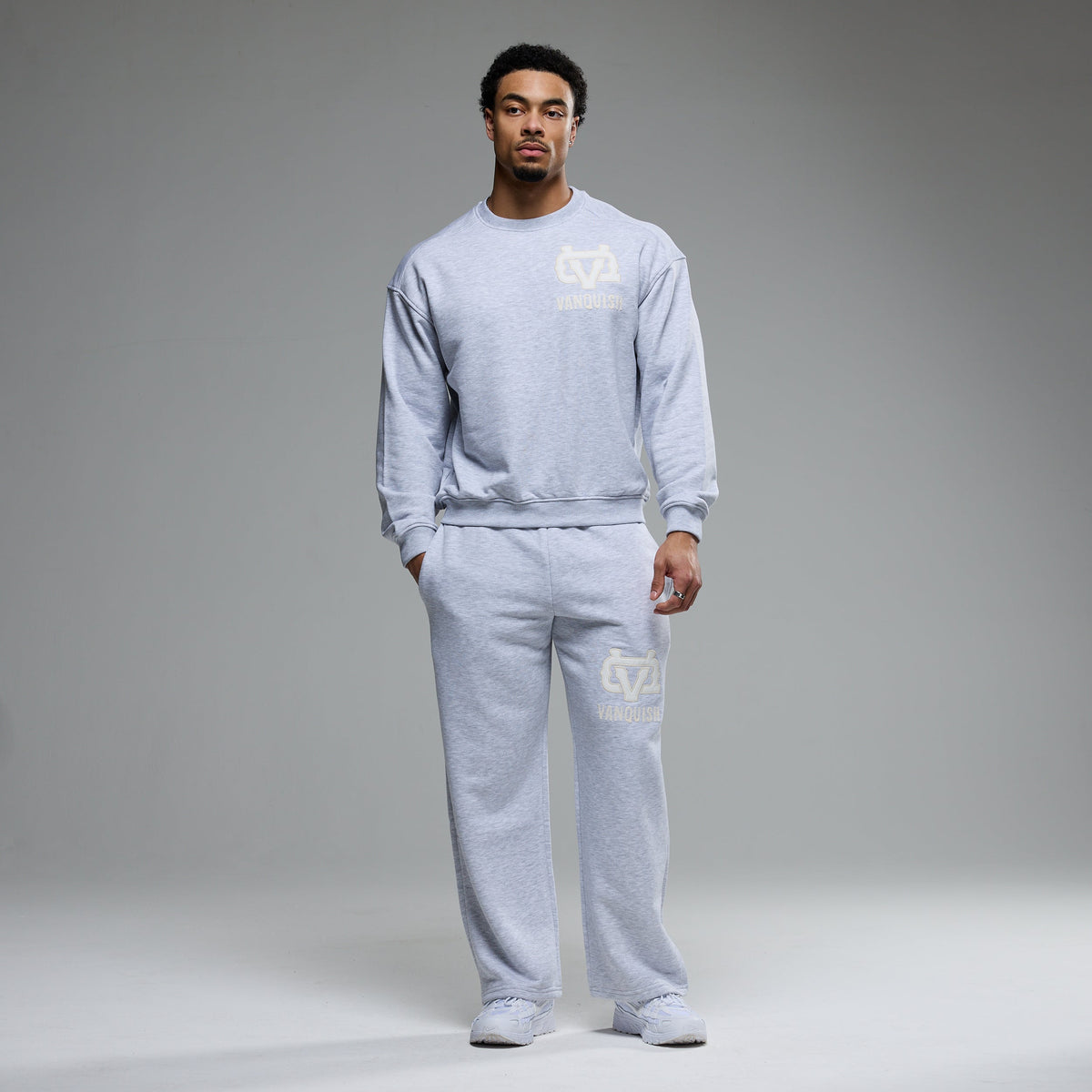 VANQUISH FITNESS Monogramモデル グレー ストレートレッグ スウェット