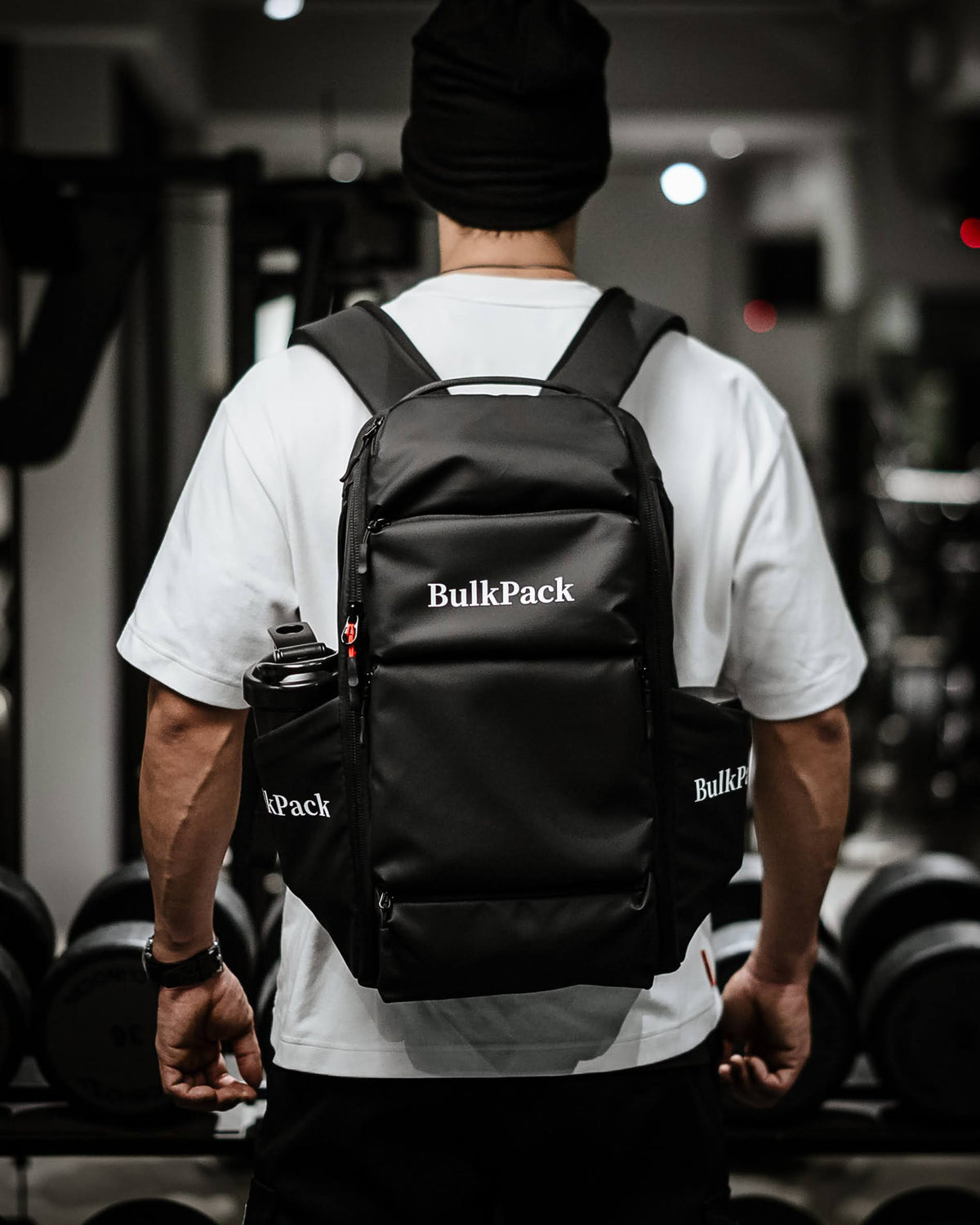 BulkPack を背負った後ろ姿（ジム）
