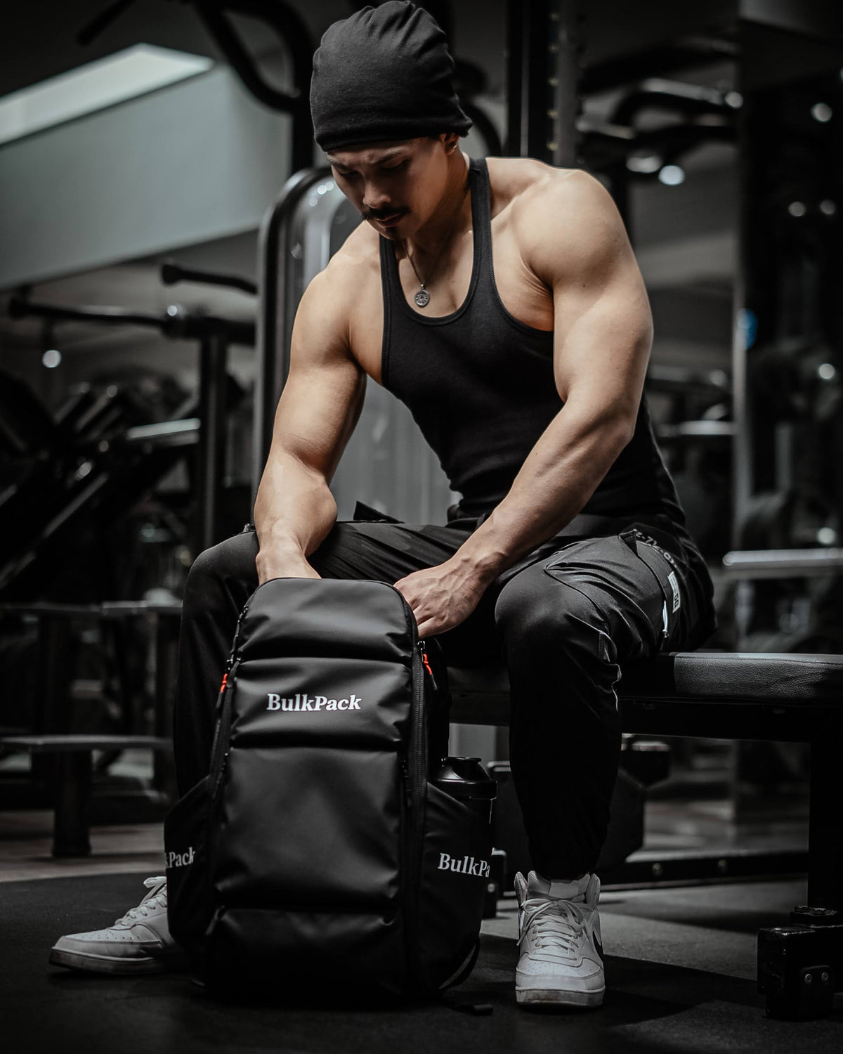 ジムで BulkPack から荷物を取り出す様子
