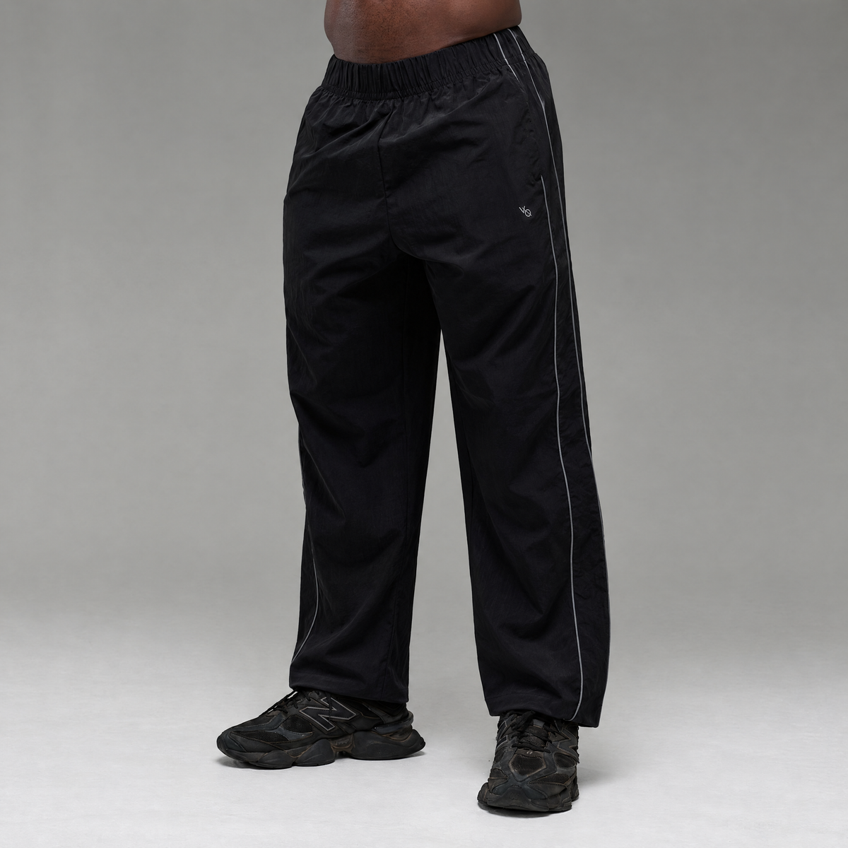 REFLECTIVE BLACK OVERSIZED TRACK PANTS 1枚目の画像