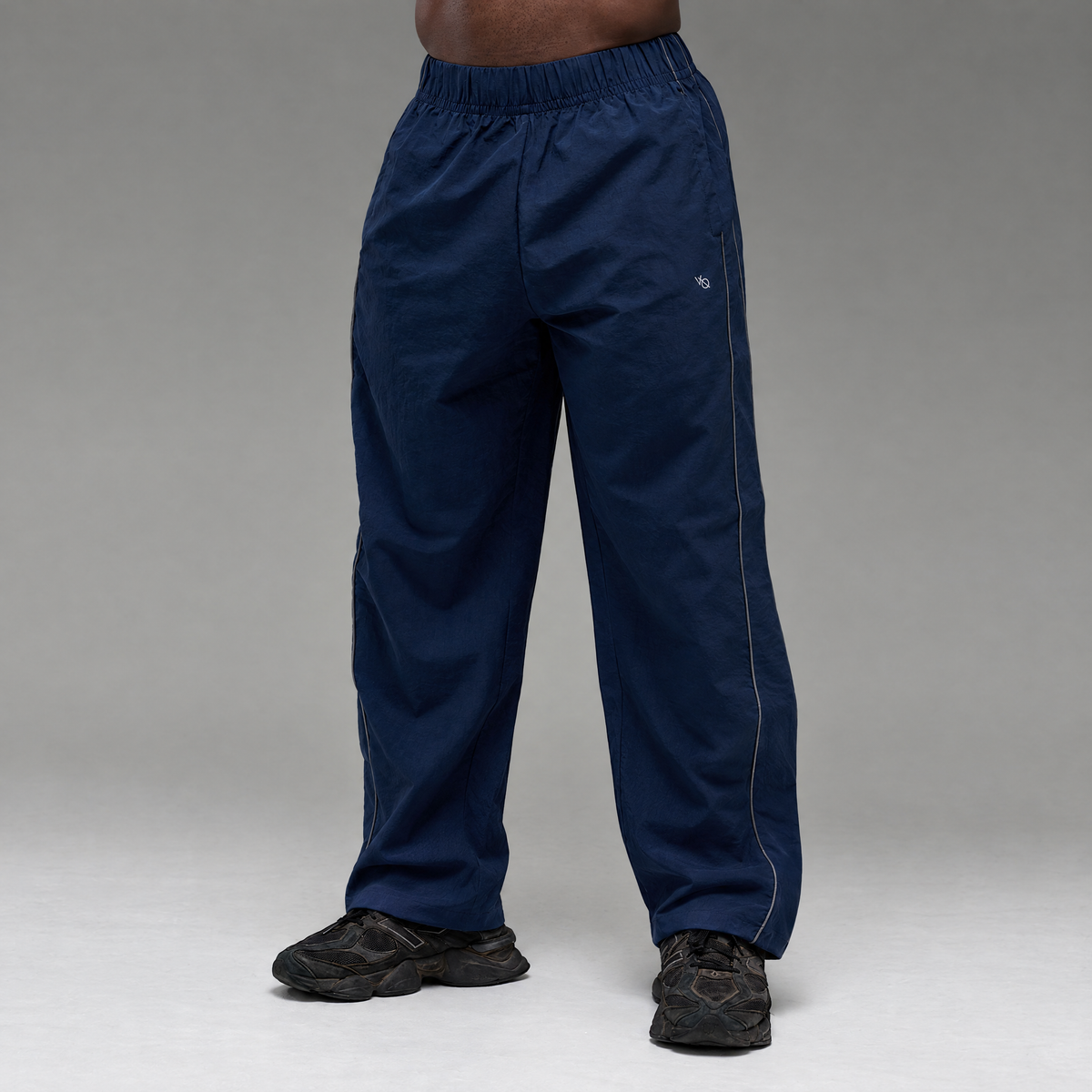 REFLECTIVE NAVY OVERSIZED TRACK PANTS 1枚目の画像