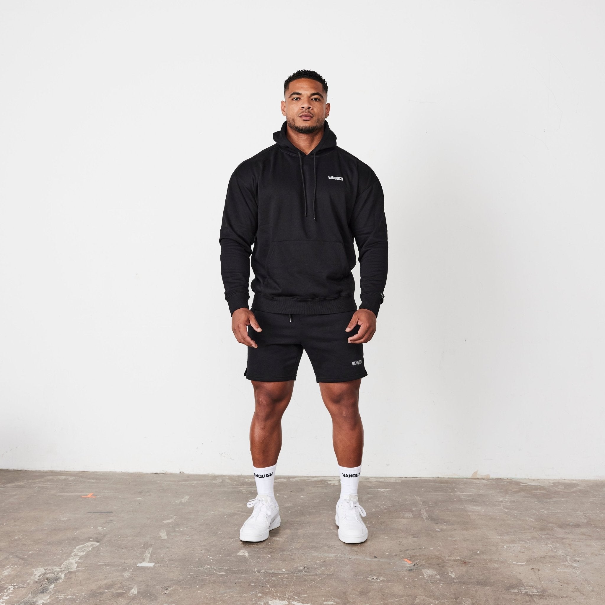 VANQUISH FITNESS Essentialモデル ブラック オーバーサイズ プル
