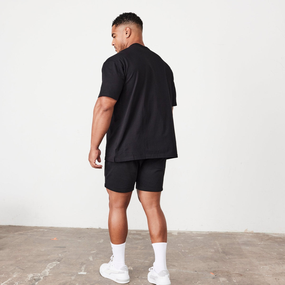 VANQUISH FITNESS Essentialモデル ブラック オーバーサイズTシャツ