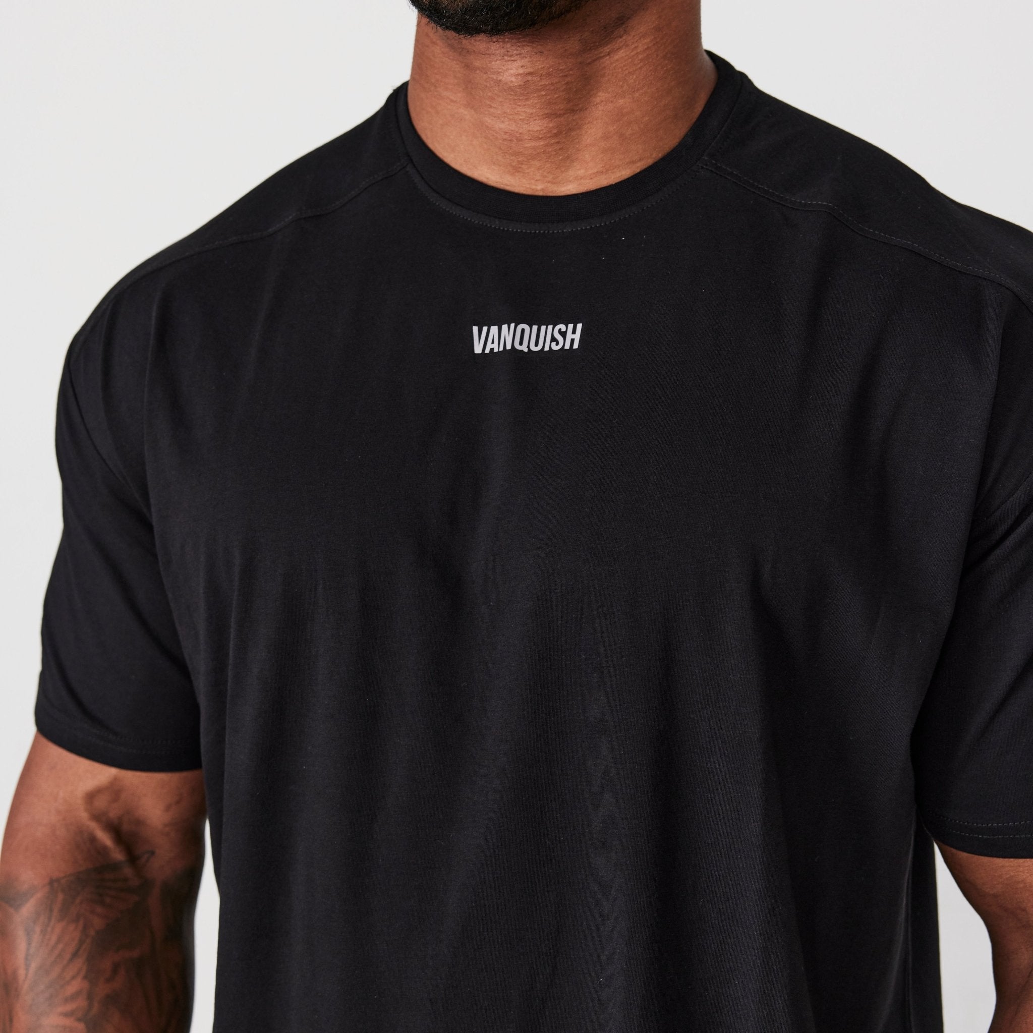 VANQUISH FITNESS Essentialモデル ブラック オーバーサイズTシャツ