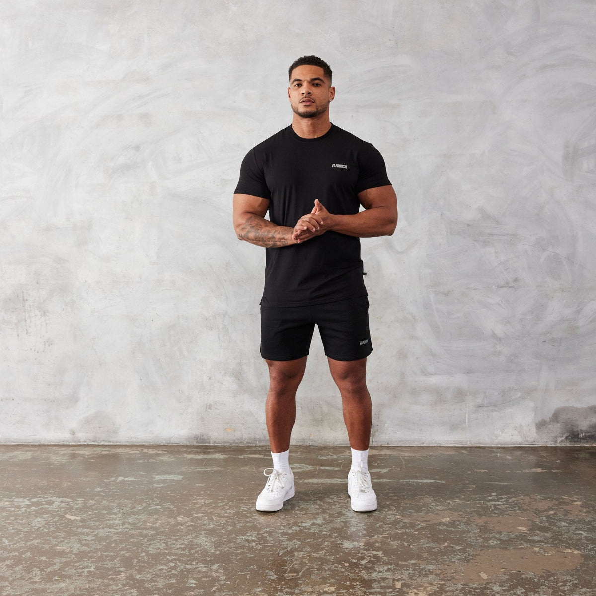 VANQUISH FITNESS Essentialモデル ブラック スリムフィット Tシャツ