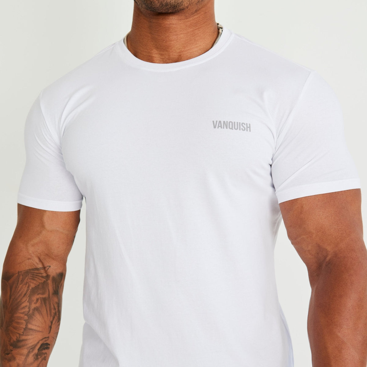 VANQUISH FITNESS Essentialモデル ホワイト スリムフィット Tシャツ
