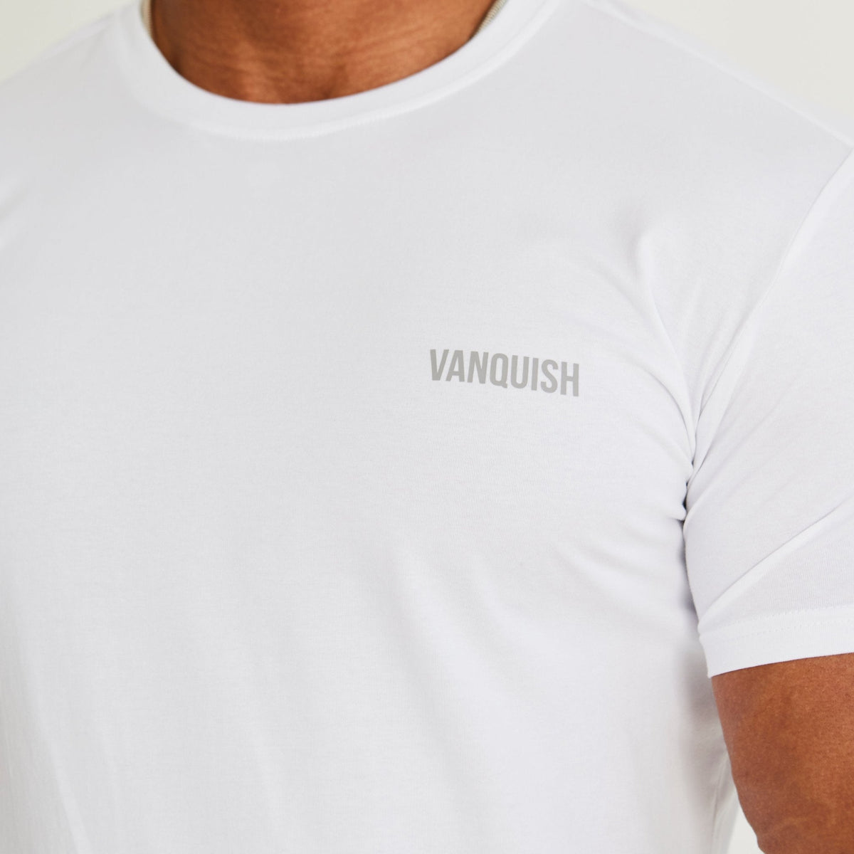 VANQUISH FITNESS Essentialモデル ホワイト スリムフィット Tシャツ